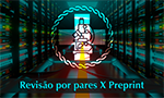 Montagem. Foto de um data center, um corredor com máquinas que ocupam a parede e que processam sistemas de computador. Na frente, uma ilustração vetorial de um microscópio e uma cruz atrás. Um círculo trançado ao redor dos dois. Na parte superior, o logo do periódico Memórias do Instituto Oswaldo Cruz. Na parte inferior, o texto: Revisão por pares x Preprint.