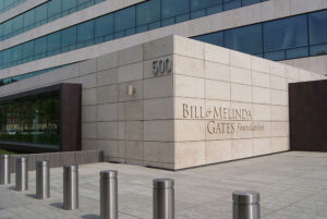 Fotografia da fachada do prédio do centro de visitantes da Fundação Bill e Melinda Gates em Seattle, Washington, nos Estados Unidos. Fotografia da fachada do prédio do centro de visitantes da Fundação Bill e Melinda Gates em Seattle, Washington, nos Estados Unidos.